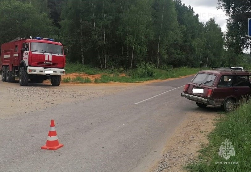 Спасатели МЧС принимали участие в ликвидации ДТП в Дзержинском районе, 3 км автодороги «Товарково-1 – Полотняный завод»